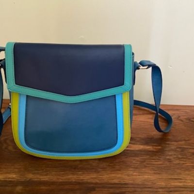 iLiI  New York Color Blocked Flap Bucket Bag